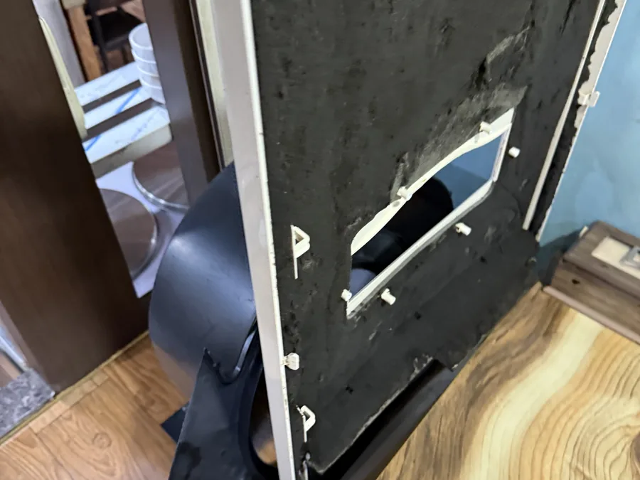 스탠드 에어컨에서 떼어낸 검게 오염된 내부 패널